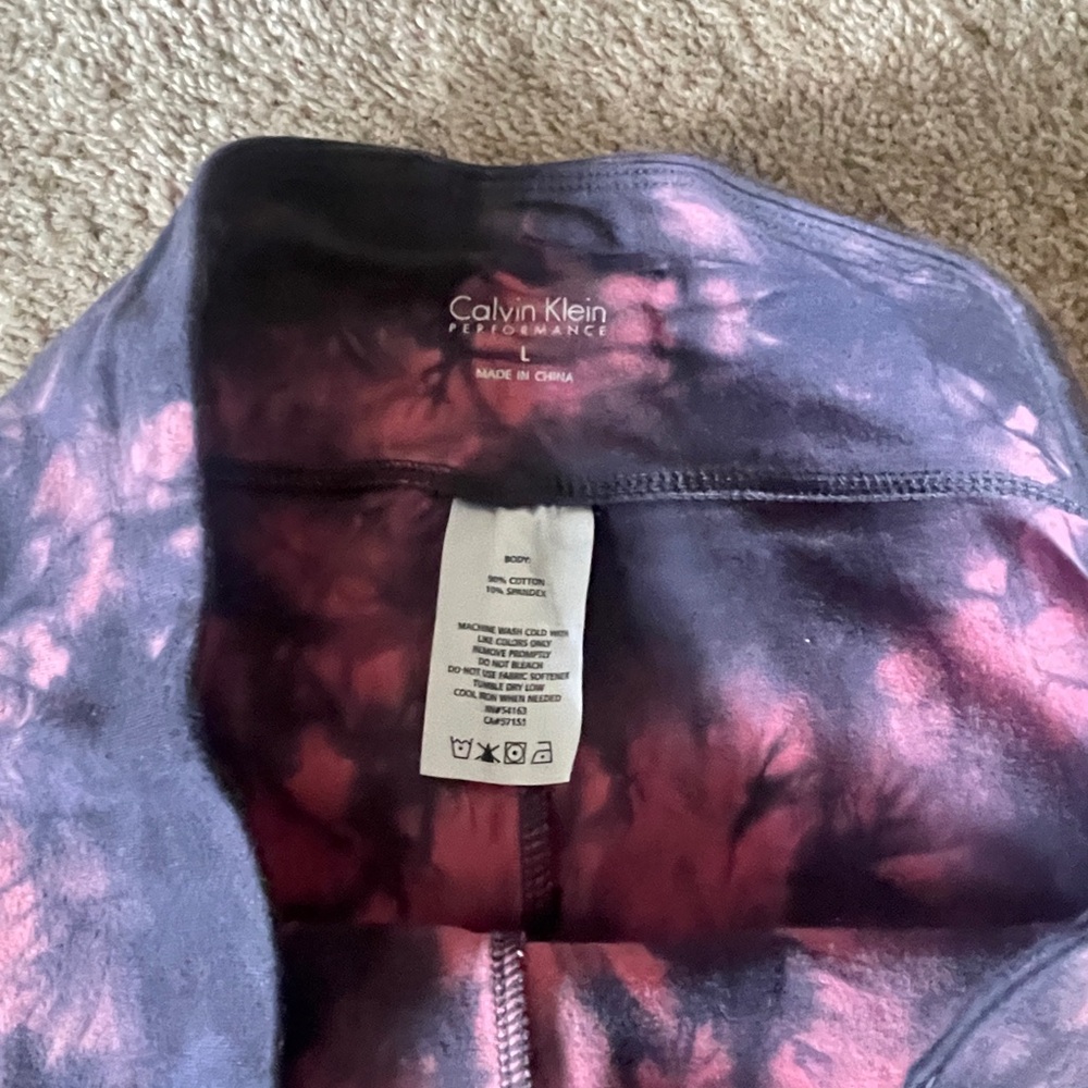 Calvin Klein NWT Pink and Black Tie-Dye Capri Leggings Large - Picture 3 of 4